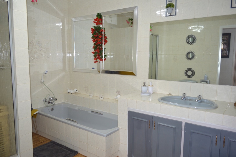 6 Bedroom Property for Sale in Doringkruin North West